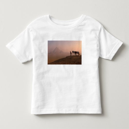 Afrika, Egypte, Caïro, Gizeh, Gizeh piramides bij Kinder Shirts (Voorkant)