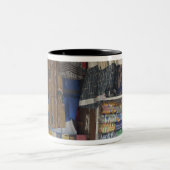 Afrika, Ghana, Accra. Accra Textile & Handicraft Tweekleurige Koffiemok (Center)