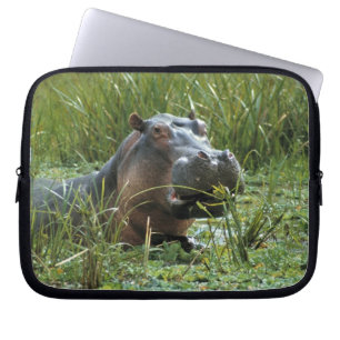 Afrika, Kenia, Masai Mara NR. Een moeder nijlpaard Laptop Sleeve