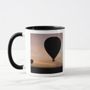 Afrika, Kenia, Masai Mara. Twee ballonnen glijden Mok
