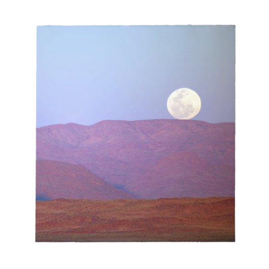 Afrika, Namibië, Sossusvlei. Een volle maan rust Notitieblok (Voorkant)