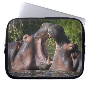 Afrika. Tanzania. Nijlpaarden sparren Laptop Sleeve