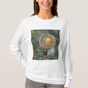 Afrika. Tanzania. Vrouwelijke zwarthalswever T-shirt