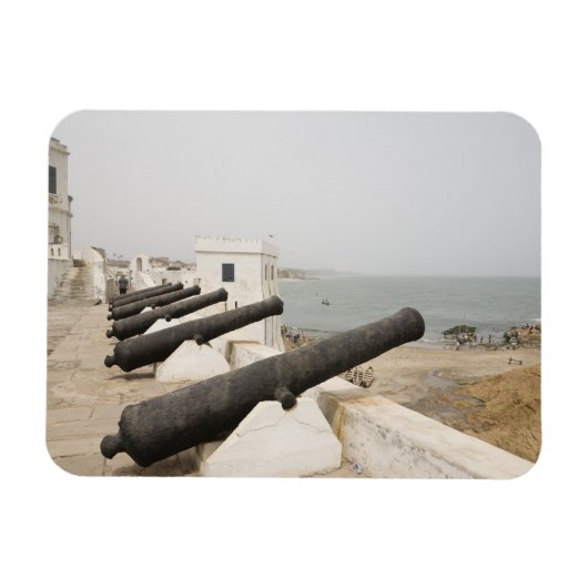 Afrika, West-Afrika, Ghana, Elmina. Kanonnen bewak Magneet (Horizontaal)