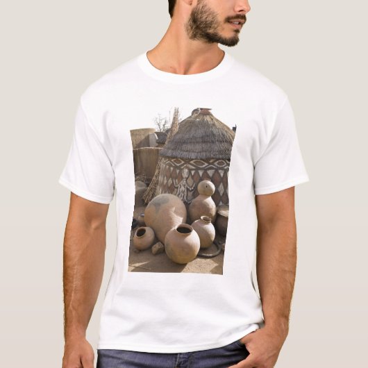 Afrika, West-Afrika, Ghana, Sirigu. Handgemaakt T-shirt (Voorkant)