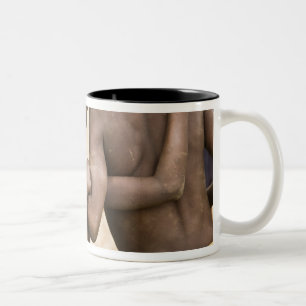 Afrika, West-Afrika, Ghana, Yendi. Close-upopname Tweekleurige Koffiemok