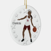 Afrikaans-Amerikaans basketbalmeisje in maroon Keramisch Ornament (Rechts)