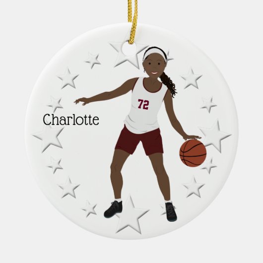 Afrikaans-Amerikaans basketbalmeisje in maroon Keramisch Ornament (Voorkant)