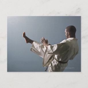 Afrikaans-Amerikaans man werkt aan de sportschool Briefkaart