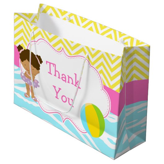 Afrikaans Amerikaans Meisje Zwembad Party Bash Dan Groot Cadeauzakje (Voorkant Gekanteld)