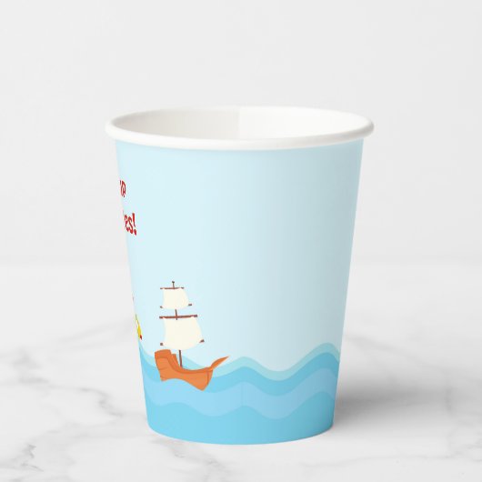 Afrikaans Amerikaans Piratenmeisje in Rode Partij Papieren Bekers (Links)