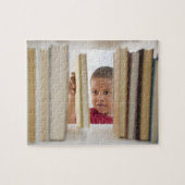 Afrikaans-Amerikaanse jongen die boek selecteert Legpuzzel (Horizontaal)