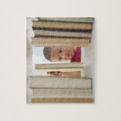 Afrikaans-Amerikaanse jongen die boek selecteert Legpuzzel (Verticaal)