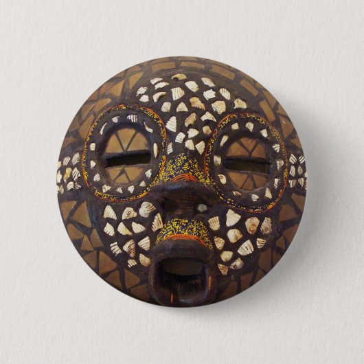 Afrikaans masker met cowrieschalen ronde button 5,7 cm (Voorkant)