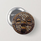 Afrikaans masker met cowrieschalen ronde button 5,7 cm (Voorkant /achterkant)
