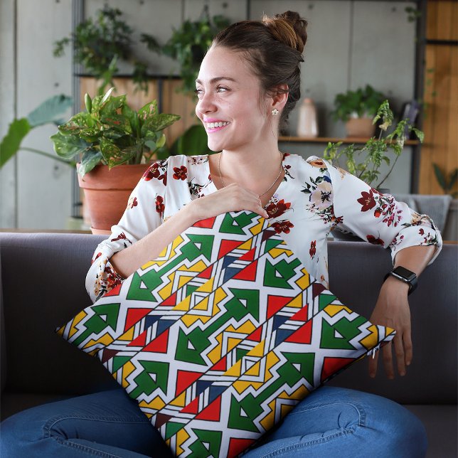 afrikaans patroon etnisch Ornament afrikaanse cult Kussen (African Pattern Ethnic Ornament Africa Culture Throw Pillow Young Woman Sitting on Coach)