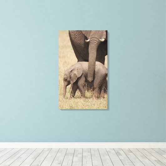 Afrikaanse Baby olifant met moeder Canvas Afdruk (Insitu (Houten vloer))