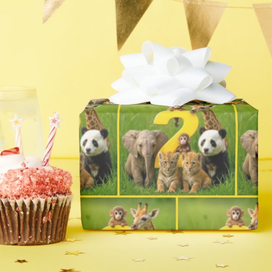 Afrikaanse babydieren met een grote twee cadeaupapier (Verjaardagsfeest)