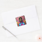 Afrikaanse dame met bloemige trainingspak vierkante sticker (Envelop)