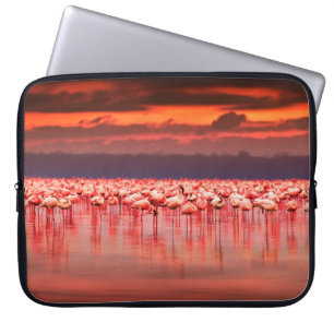 Afrikaanse flamingos in het meer over mooie zon laptop sleeve