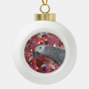 Afrikaanse grijze papegaai en Icy roze kerstboom Keramische Bal Ornament