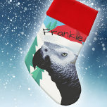 Afrikaanse grijze papegaai op naam van rode Santa  Kerstsok<br><div class="desc">Neem je huisvogel mee op de viering met deze leuke Afrikaanse kerstavond die klaar is voor spullen met papegaaien. Een sneeuwachtergrond en rode kerstman die de populaire grijze vederende vriend nog meer personage geven,  als dat mogelijk is. Kute en feestelijk en klaar om je te personaliseren met je vogelnaam.</div>