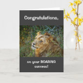 Afrikaanse mannelijke leeuw felicitaties brullend kaart (Gele Bloem)