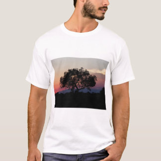 Afrikaanse marula-boom op zonsondergang t-shirt