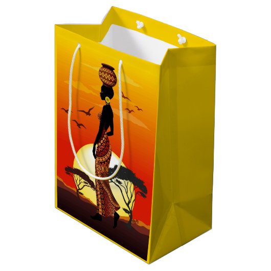 Afrikaanse mooie vrouw silhouet op Afrikaanse zonn Medium Cadeauzakje (Achterkant Gekanteld)