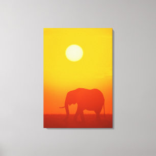 Afrikaanse olifant die op zonsondergang loopt, Ken Canvas Afdruk