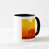 Afrikaanse olifant die tegen zonsondergang loopt, mok (Voorkant rechts)