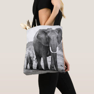 Afrikaanse olifant en kalveren   Kenia, Afrika Tote Bag