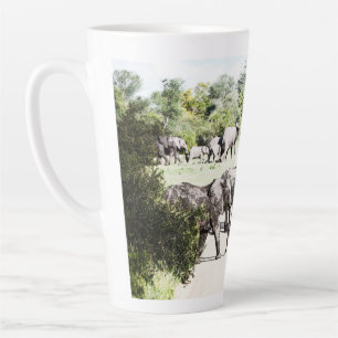 Afrikaanse olifanten over de weg latte mok