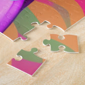 Afrikaanse oude vrouw die haar hoofd met haar vet legpuzzel (Zijkant)