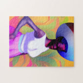 Afrikaanse oude vrouw die haar hoofd met haar vet legpuzzel (Horizontaal)