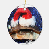 Afrikaanse Sideneck Turtle met een kersthoed Keramisch Ornament (Links)