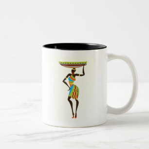 Afrikaanse stamvrouw met stammenkunst uit een mand tweekleurige koffiemok