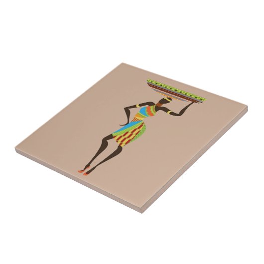 Afrikaanse tribale dame met stammenkunst uit een m tegeltje (Zijkant)