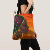 Afrikaanse vrouw en landschapszonsondergang in Sav Tote Bag (Dichtbij)