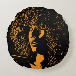 Afrikaanse vrouw met afro-haarstijlportret rond kussen