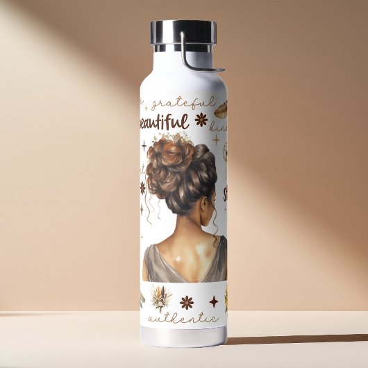 Afrikaanse vrouw met bruin haar Boho-affirmatie Waterfles