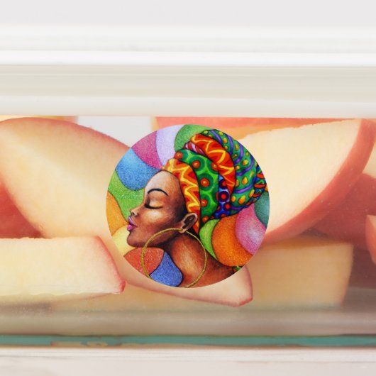 Afrikaanse vrouw met was traditionele stof labels (Aangebracht)