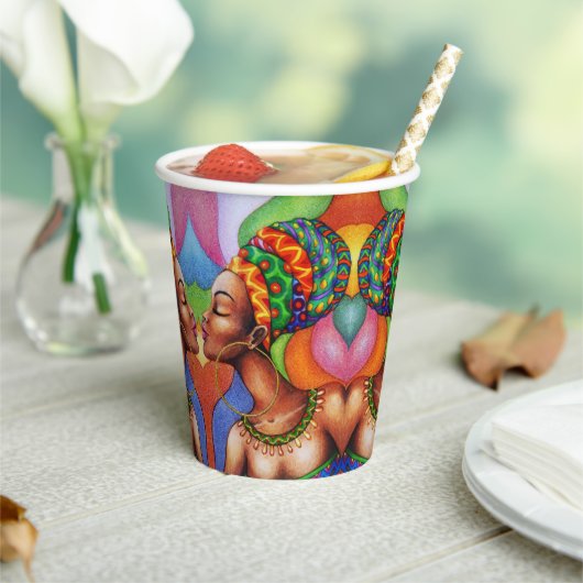 Afrikaanse vrouw met was traditionele stof papieren bekers (Insitu)