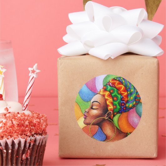 Afrikaanse vrouw met was traditionele stof ronde sticker (Feest)