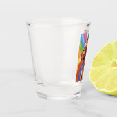 Afrikaanse vrouw met was traditionele stof shot glas (Links)