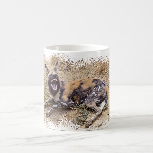 Afrikaanse Wild Dog toont haar tanden Koffiemok (Center)