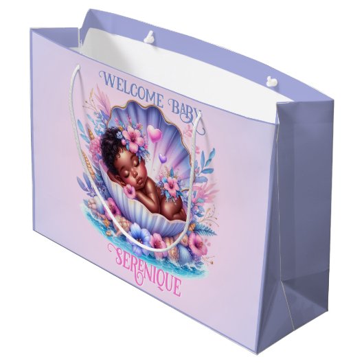 Afro-Amerikaanse Baby Girl in Seashell Pastel Groot Cadeauzakje (Achterkant Gekanteld)
