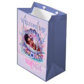 Afro-Amerikaanse Baby Girl in Seashell Pastel Medium Cadeauzakje (Voorkant Gekanteld)
