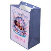 Afro-Amerikaanse Baby Girl in Seashell Pastel Medium Cadeauzakje (Achterkant Gekanteld)
