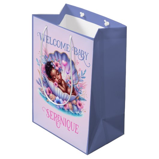 Afro-Amerikaanse Baby Girl in Seashell Pastel Medium Cadeauzakje (Achterkant Gekanteld)